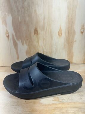 OOFOS  Black Slide Sandals Women’s Size 9